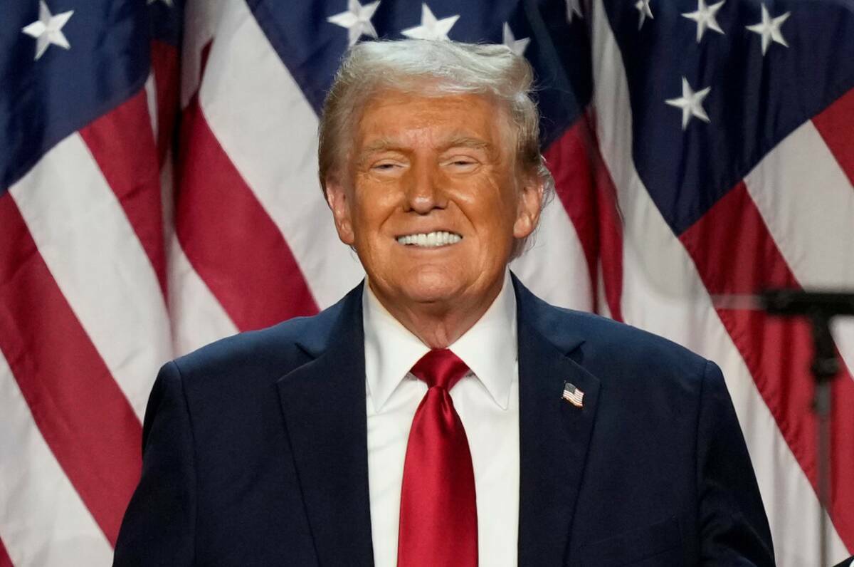 Donald Trump es fotografiado en una fiesta de observación de resultados la noche de las elecci ...