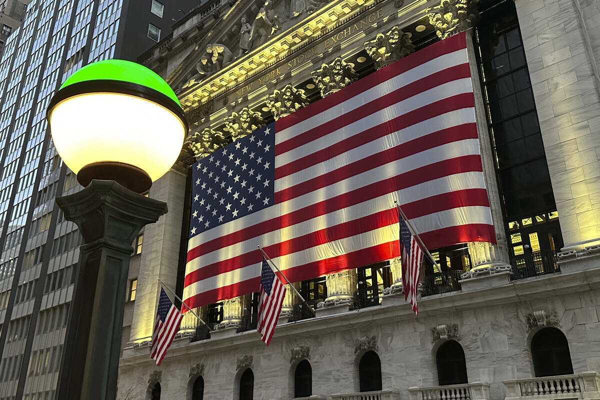 Banderas estadounidenses cuelgan en la fachada de la Bolsa de Valores de Nueva York, en el Dist ...