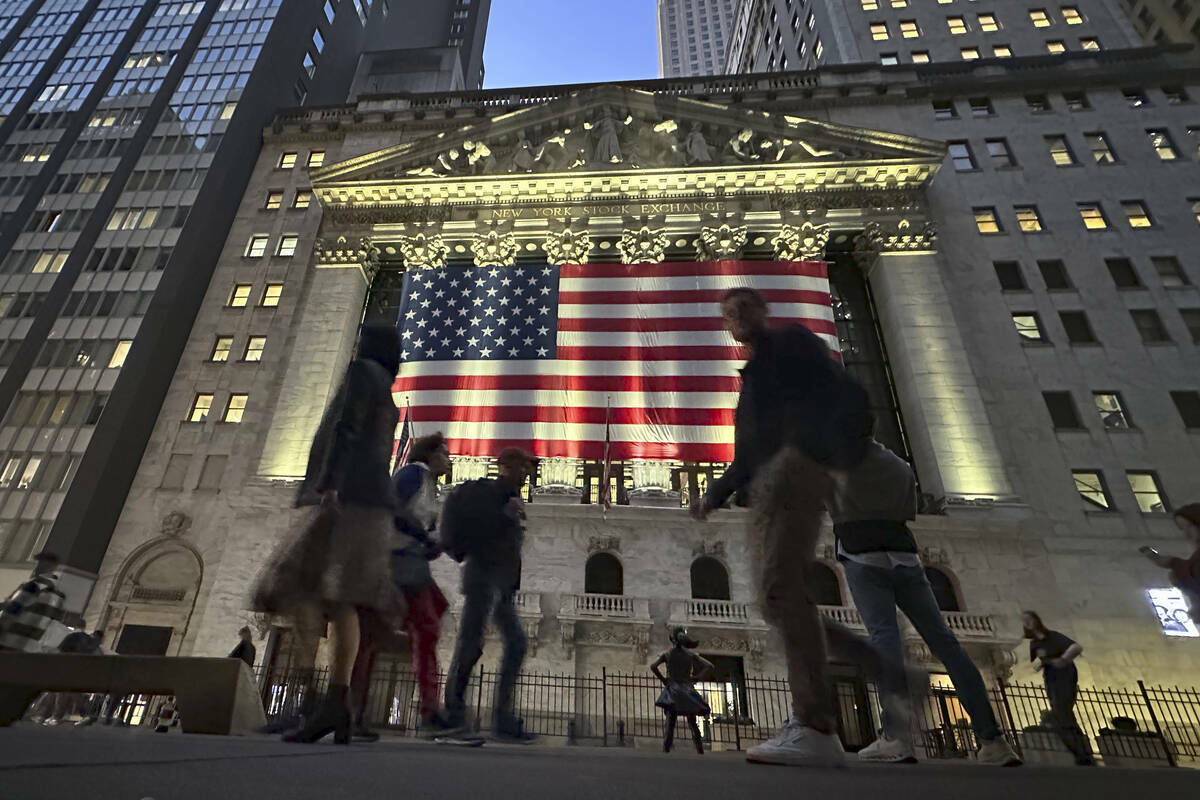 Personas pasan frente a la Bolsa de Valores de Nueva York, en el Distrito Financiero de Nueva Y ...