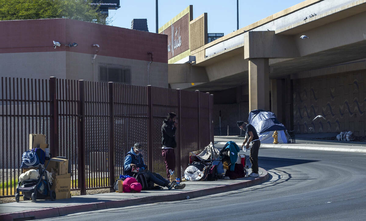 Campistas indigentes ocupan lugares en la acera a lo largo de West Wilson Avenue, el miércoles ...