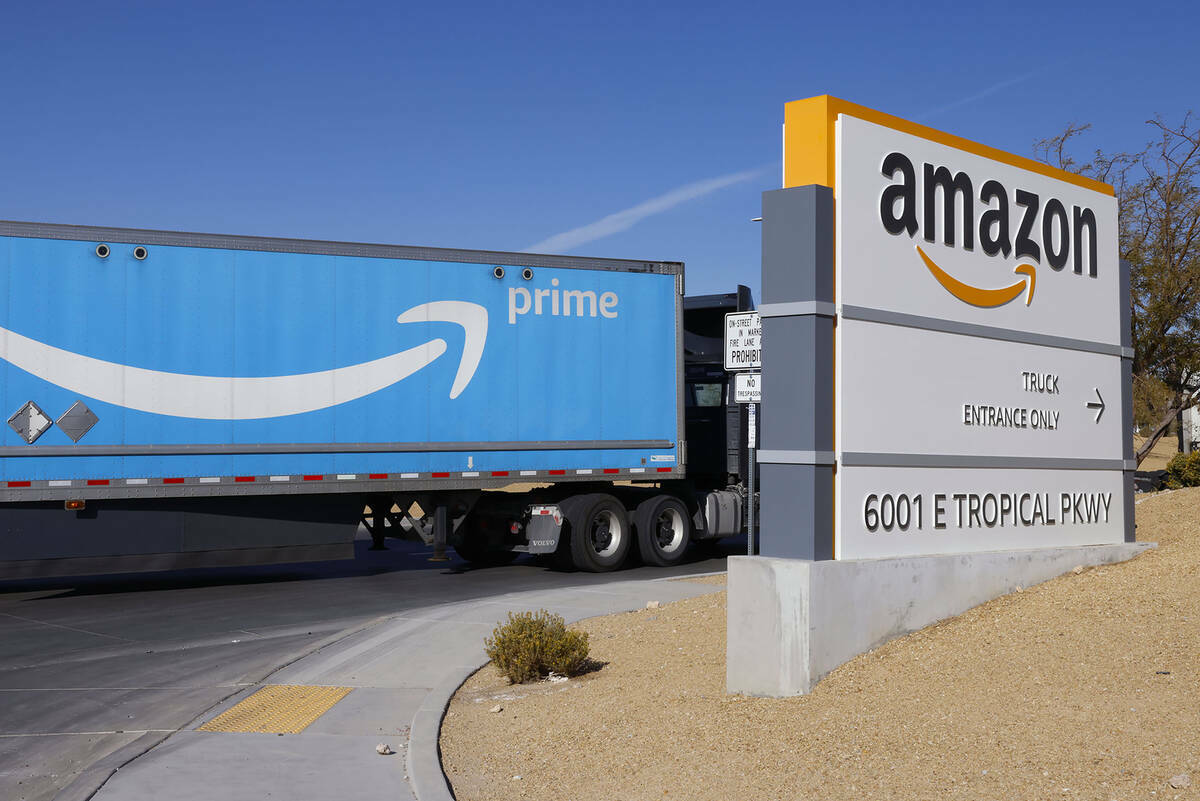 Un camión de Amazon Prime ingresa al Centro de Distribución de Amazon en un área industrial ...