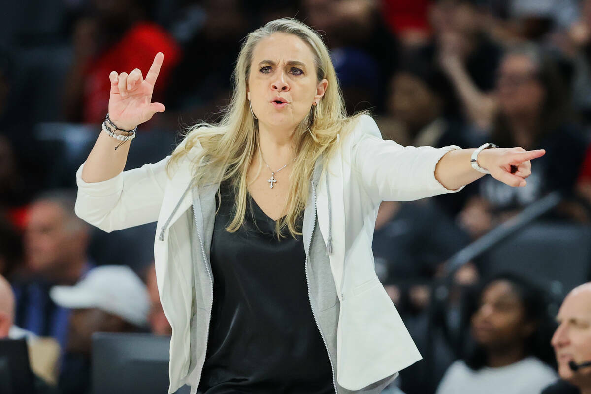 La entrenadora en jefe de las Aces, Becky Hammon, entrena desde la banca durante un partido de ...