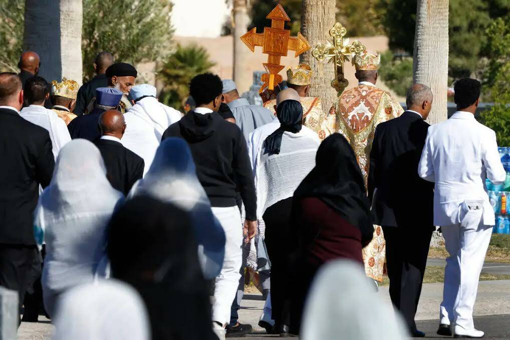 Dolientes y sacerdotes de la Iglesia Ortodoxa llegan al servicio fúnebre en Palm Eastern Mortu ...