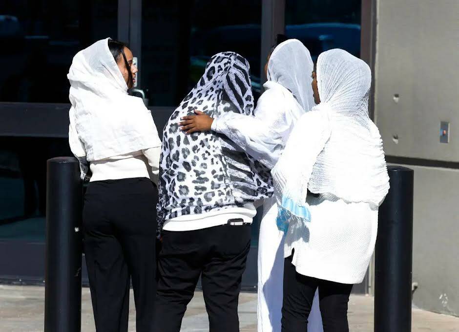 Dolientes llegan a la Central Church para asistir al servicio fúnebre el jueves 7 de noviembre ...