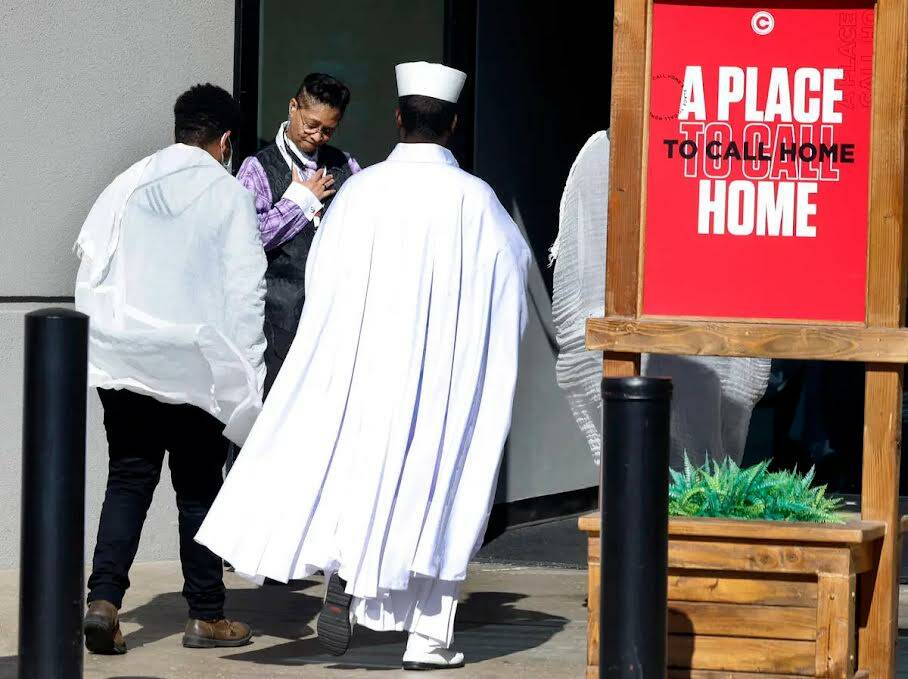 Dolientes llegan a la Central Church para asistir al servicio fúnebre el jueves 7 de noviembre ...