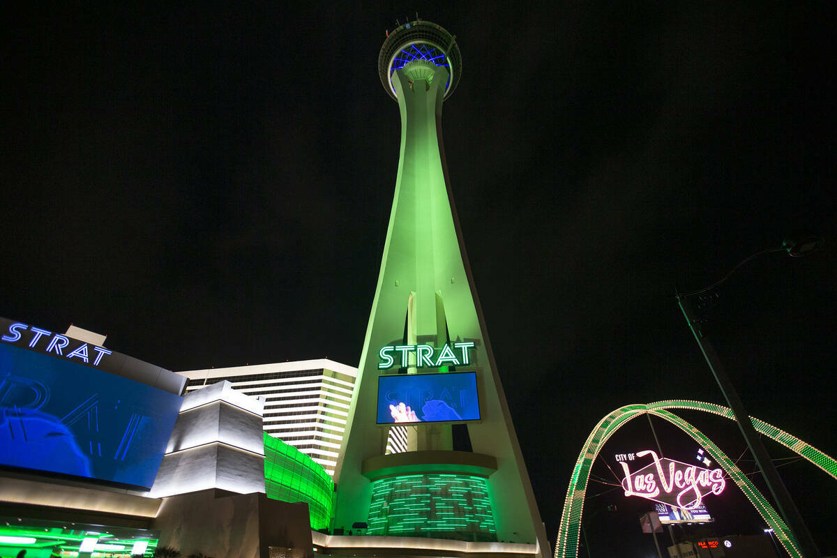 The Strat y los arcos de entrada de Las Vegas Boulevard se iluminan de verde para el Día de Sa ...