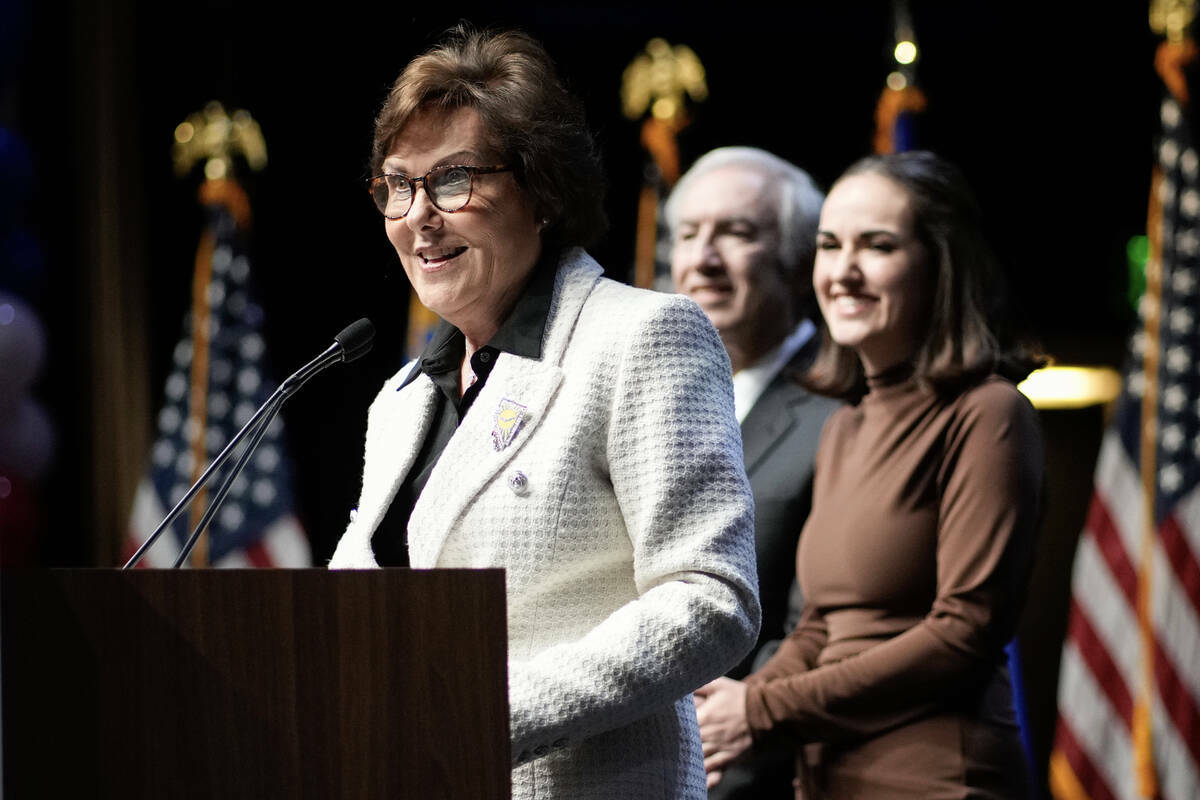 La senadora Jacky Rosen, demócrata de Nevada, habla a sus partidarios durante una fiesta de ob ...