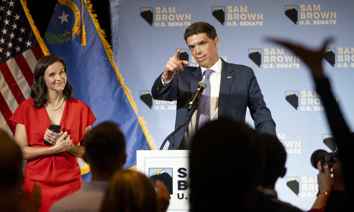 El candidato republicano al Senado, Sam Brown, a la derecha, pronuncia un discurso de celebraci ...