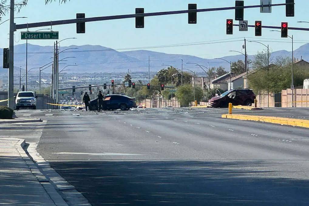 La policía investiga un accidente fatal el jueves 7 de noviembre de 2024, en la intersección ...