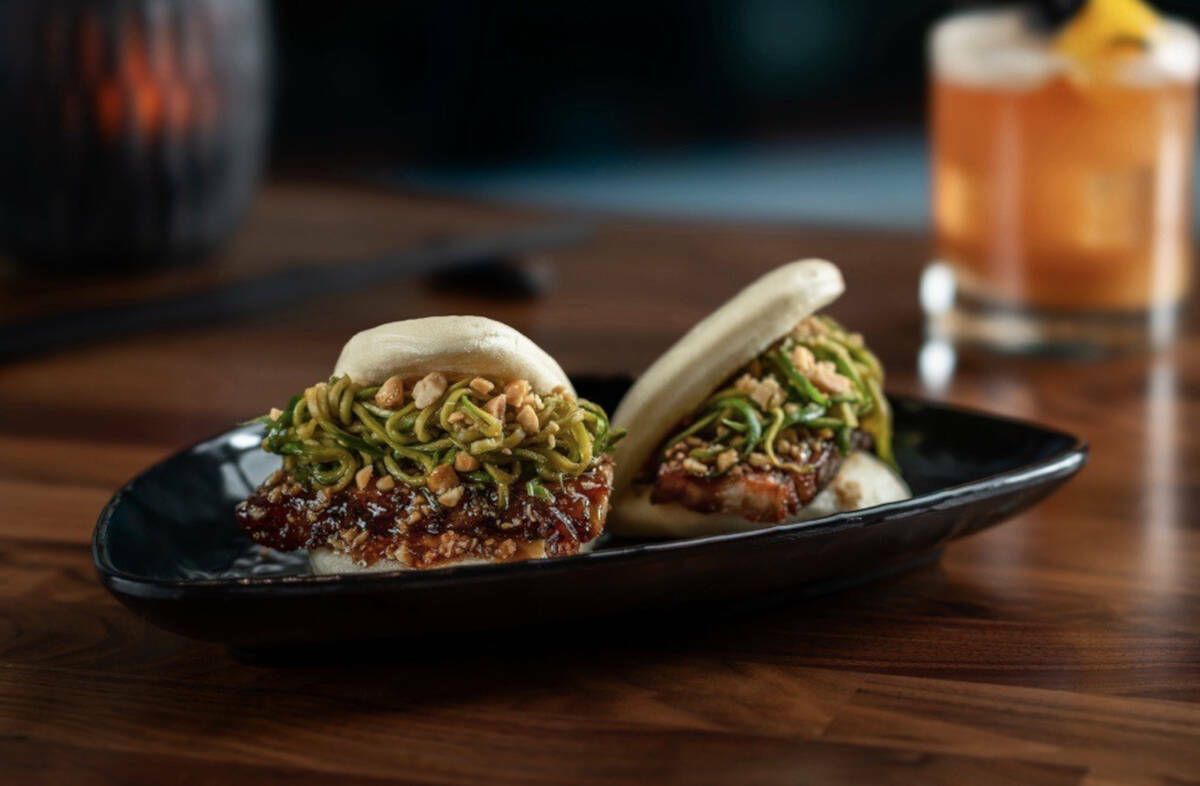 Bao de Chi Asian Kitchende The Strat, un proveedor en el Neon City Festival inaugural que se ll ...