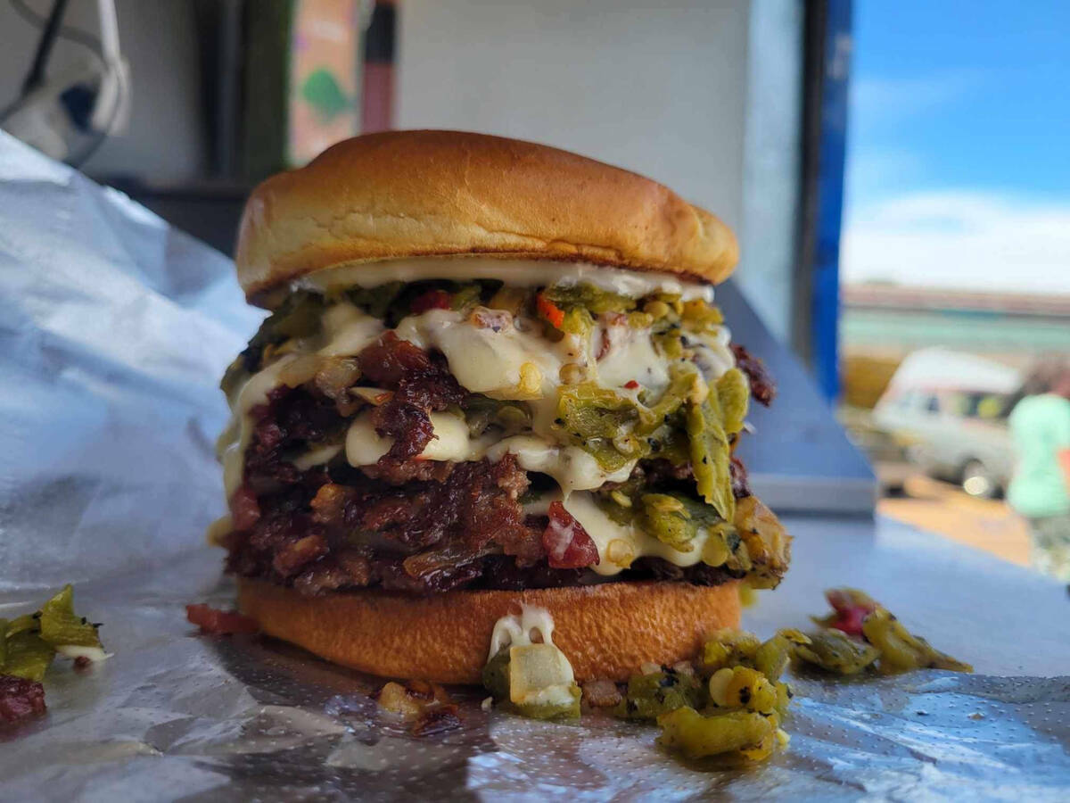 Una hamburguesa de Wheels on Wings, un proveedor en el Neon City Festival inaugural que se llev ...