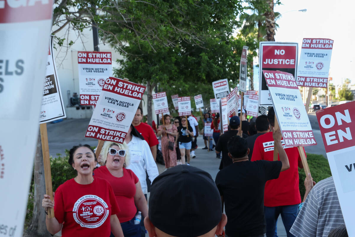 Trabajadores de la industria de la hospitalidad se manifiestan en el segundo día de su huelga ...