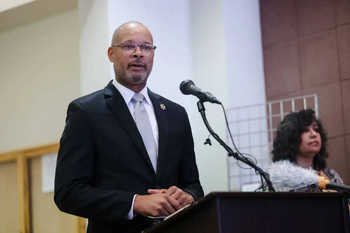 El procurador general de Nevada, Aaron Ford, habla en una conferencia de prensa en el edificio ...