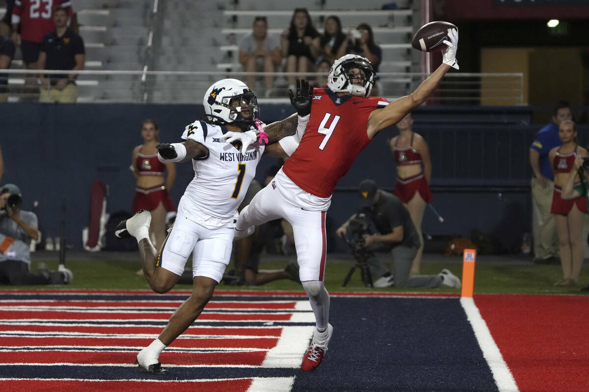 El wide receiver de Arizona Tetairoa McMillan (4) intenta superar al cornerback de West Virgini ...