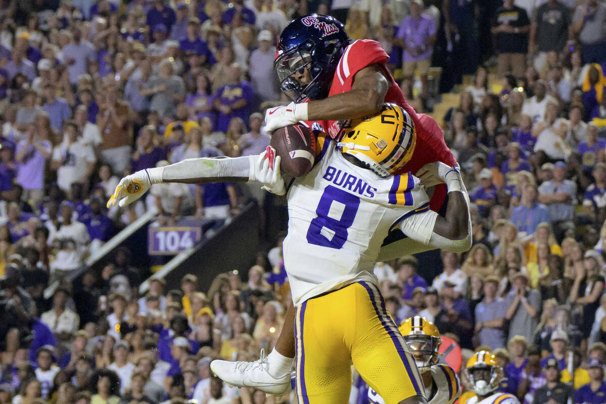 El wide receiver de Mississippi Tre Harris (9) hace una recepción de touchdown en la zona de a ...