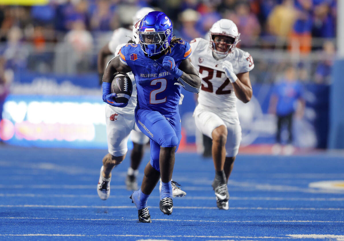 El running back de Boise State Ashton Jeanty (2) se escapa de la defensa de Washington State en ...