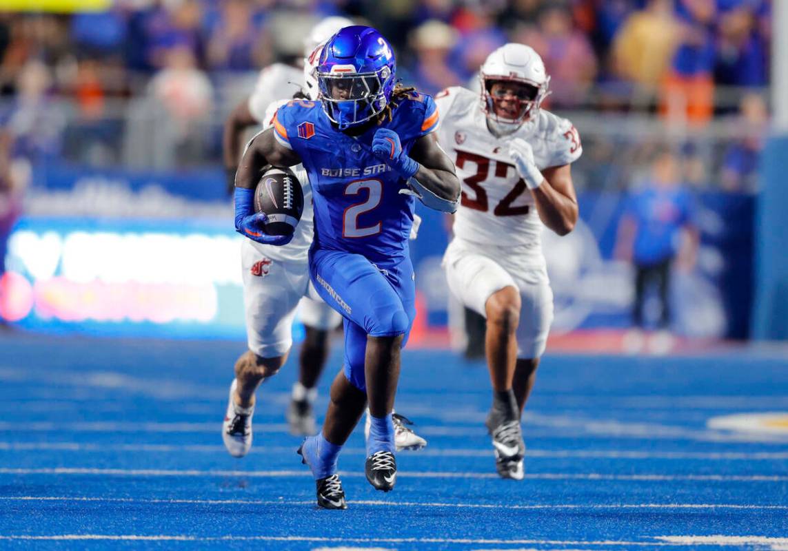 El running back de Boise State Ashton Jeanty (2) se escapa de la defensa de Washington State en ...