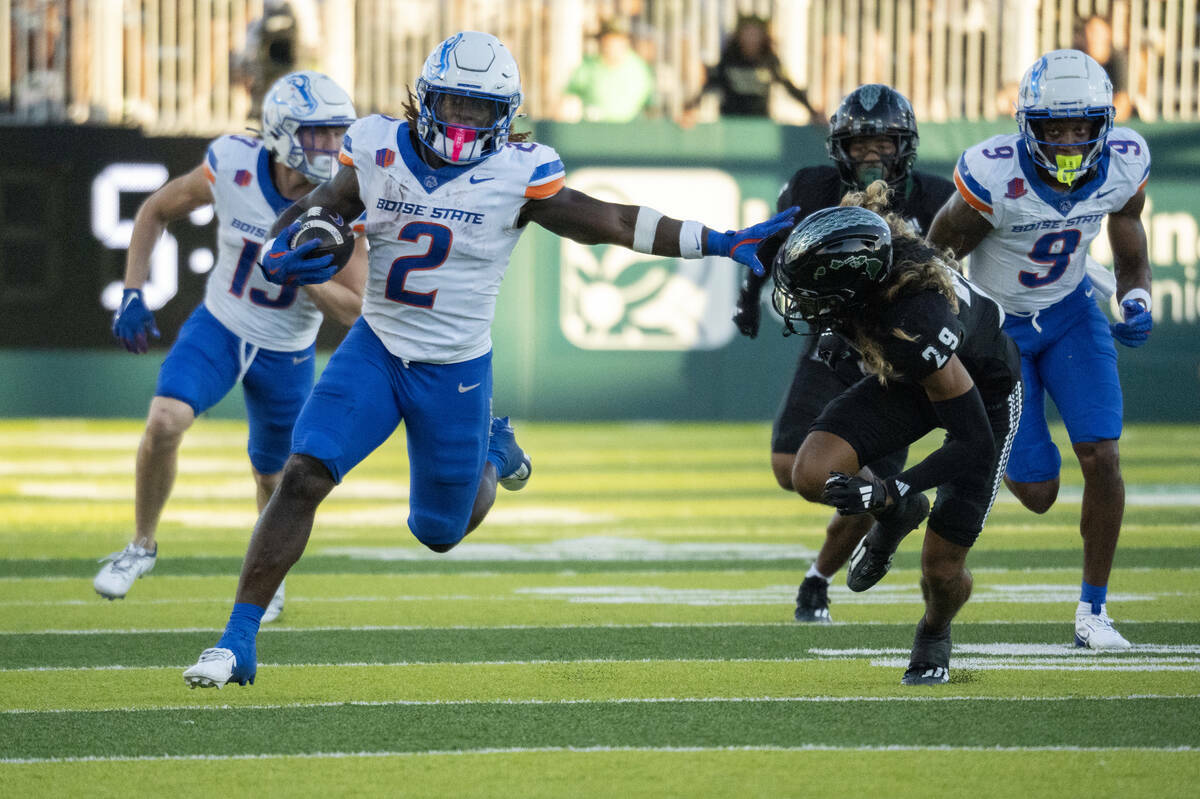 El running back de Boise Ashton Jeanty (2) corre con el balón para un touchdown de 54 yardas d ...