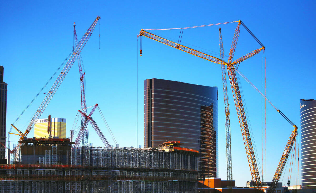 La construcción continúa en el MSG Sphere Las Vegas, el miércoles 26 de febrero de 2020, en ...