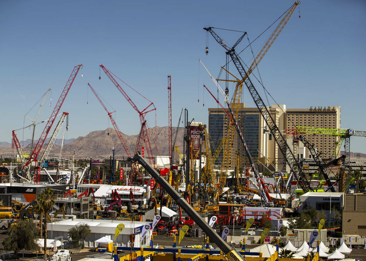 Numerosas grúas de construcción están instaladas para el próximo CONEXPO-CON/AGG en Las Veg ...