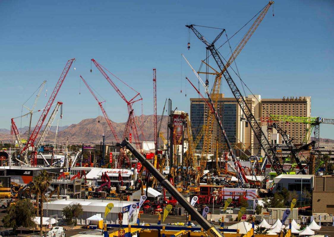 Numerosas grúas de construcción están instaladas para el próximo CONEXPO-CON/AGG en Las Veg ...