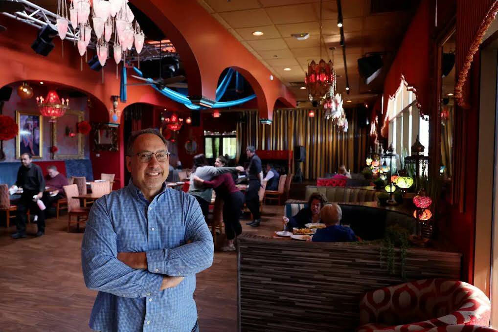 Jeff Ecker, presidente del grupo de restaurantes Paymon’s, posa en Paymon’s Fresh Kitchen e ...