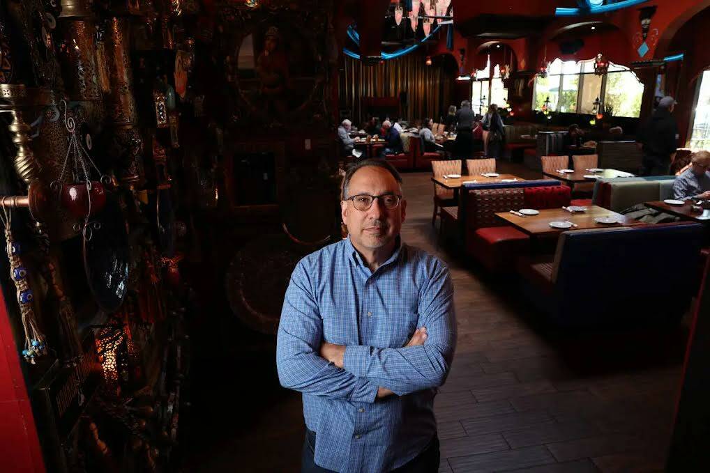 Jeff Ecker, presidente del grupo de restaurantes Paymon’s, posa en Paymon’s Fresh Kitchen e ...