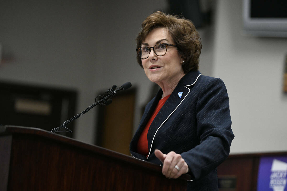 La senadora Jacky Rosen, demócrata de Nevada, pronuncia un discurso después de ganar la reele ...