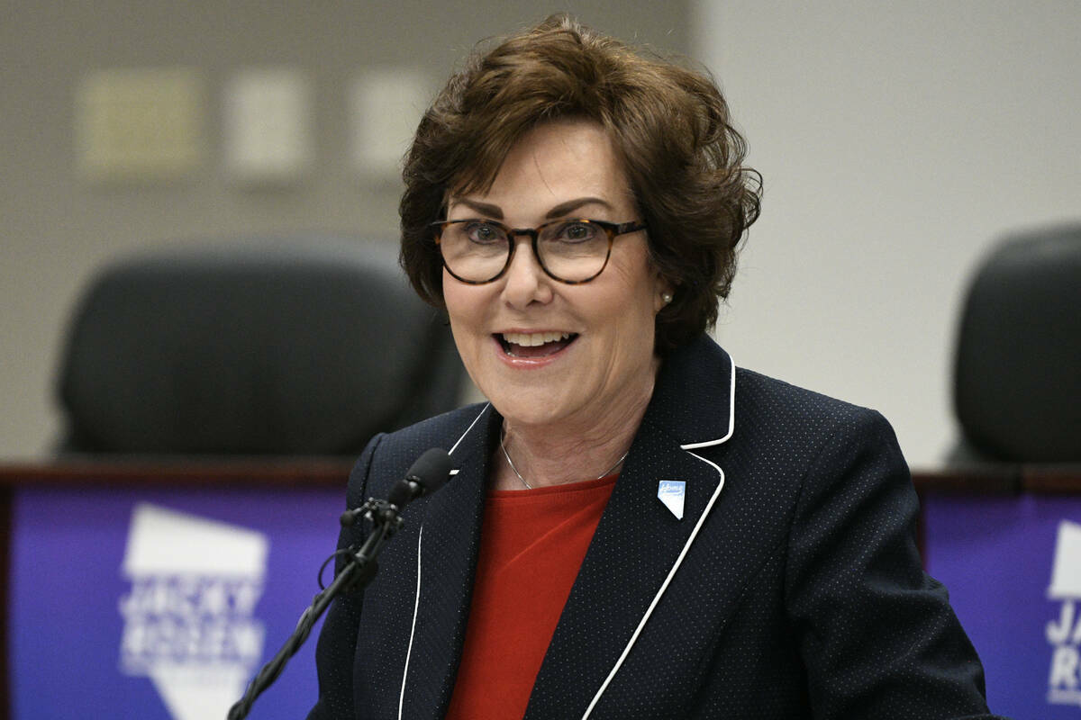 La senadora Jacky Rosen, demócrata de Nevada, pronuncia un discurso después de ganar la reele ...