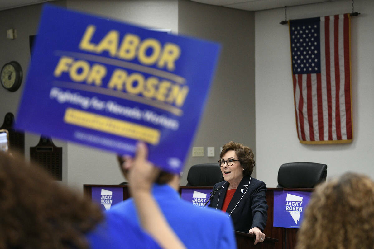 La senadora Jacky Rosen, demócrata de Nevada, pronuncia un discurso después de ganar la reele ...