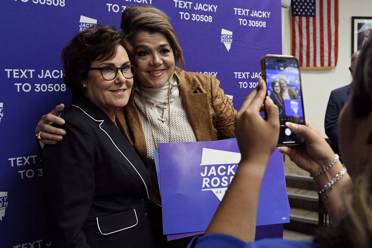 La senadora Jacky Rosen, demócrata de Nevada, se toma una foto con la voluntaria de campaña M ...