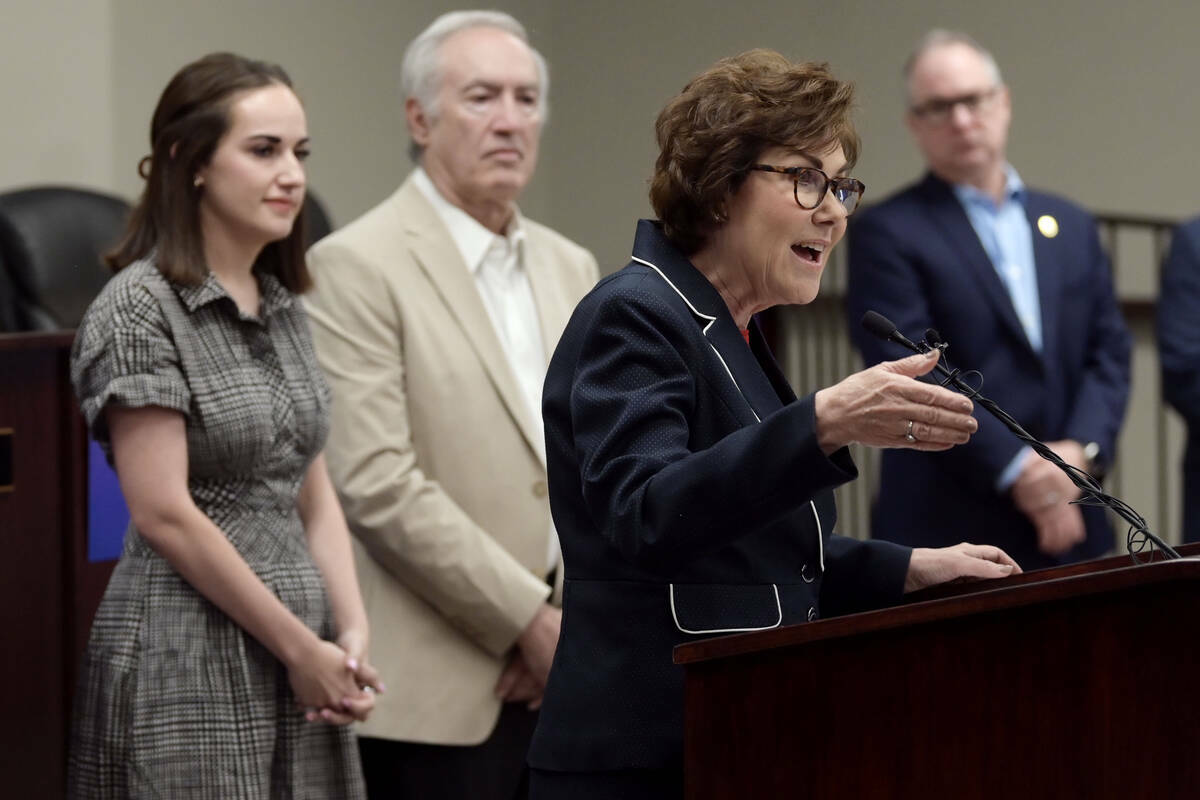 La senadora Jacky Rosen, demócrata de Nevada, pronuncia un discurso después de ganar la reele ...