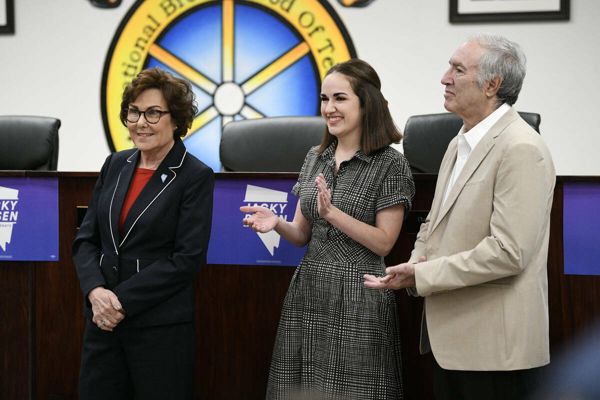 La senadora Jacky Rosen, demócrata de Nevada, es aplaudida por su hija, Miranda Rosen, y su es ...