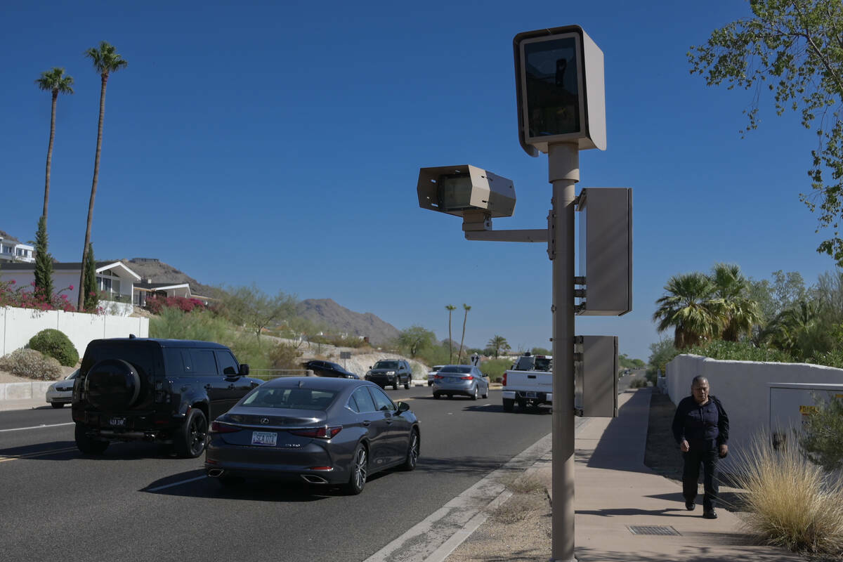 Una cámara de semáforo en rojo se ve en Lincoln Drive en Paradise Valley, Arizona, el lunes 2 ...