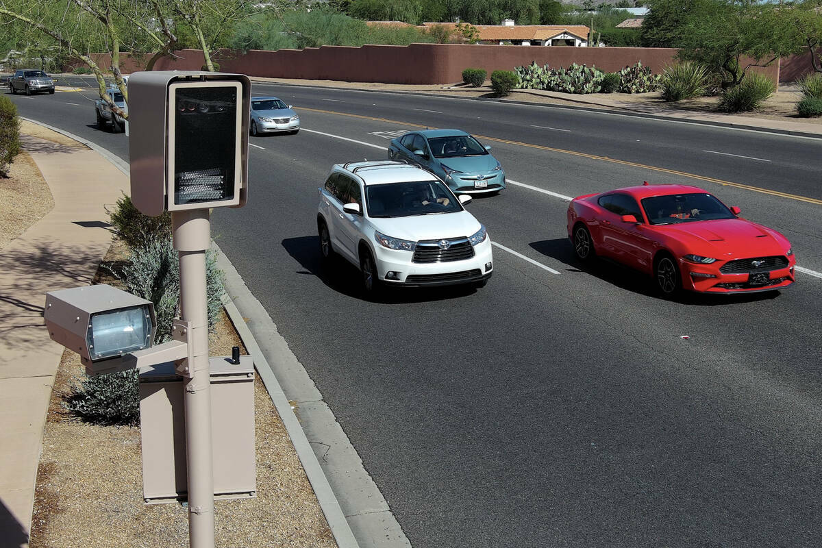 Una cámara de semáforo en rojo se ve en Tatum Boulevard y McDonald Drive en Paradise Valley, ...