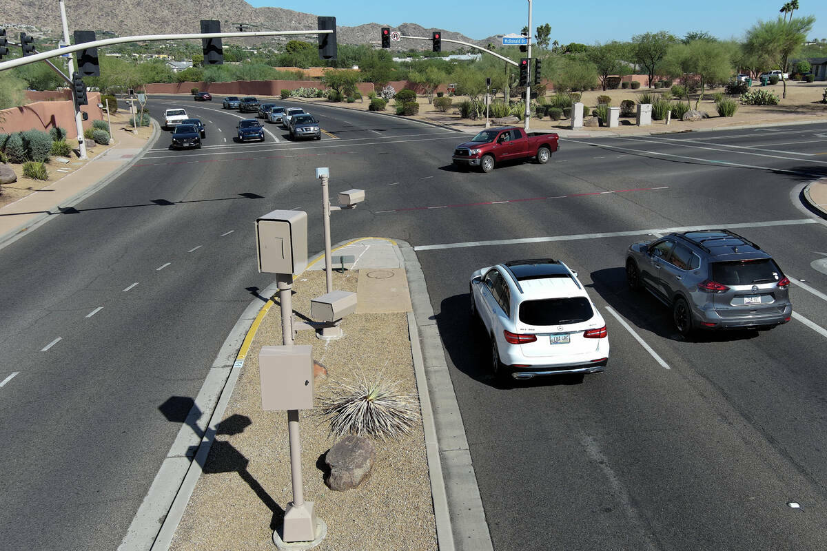 Una cámara de semáforo en rojo se ve en Tatum Boulevard y McDonald Drive en Paradise Valley, ...