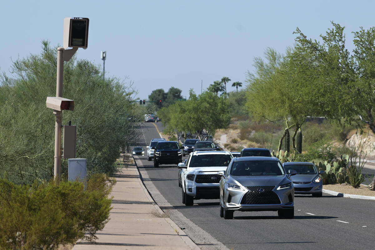 Una cámara de semáforo en rojo se ve en Lincoln Drive en Paradise Valley, Arizona, el lunes 2 ...