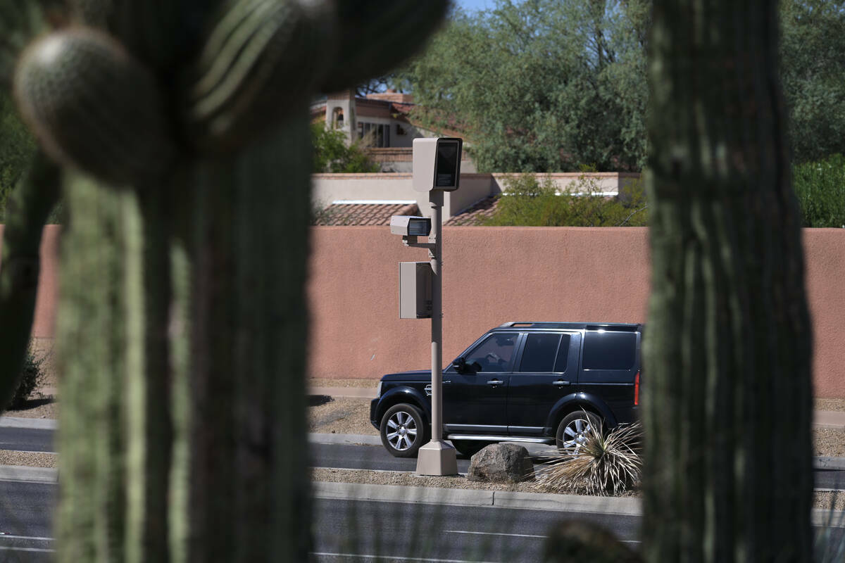 Una cámara de semáforo en rojo se ve en Tatum Boulevard y McDonald Drive en Paradise Valley, ...