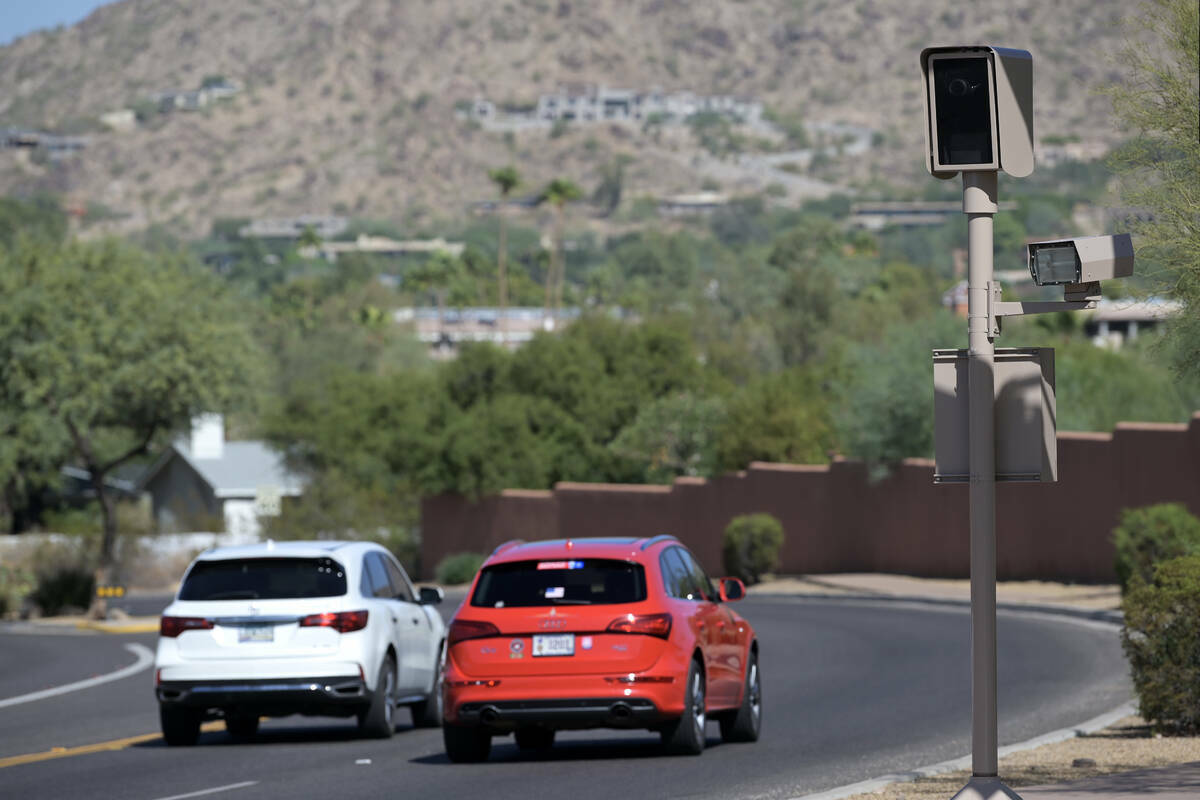 Una cámara de semáforo en rojo se ve en Tatum Boulevard y McDonald Drive en Paradise Valley, ...