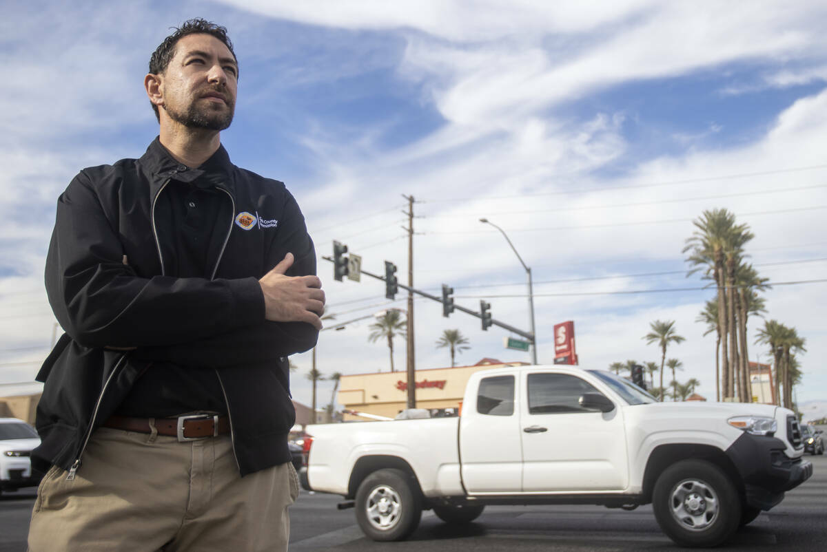 El comisionado del Condado Clark Michael Naft en la intersección de Warm Springs y Eastern, el ...