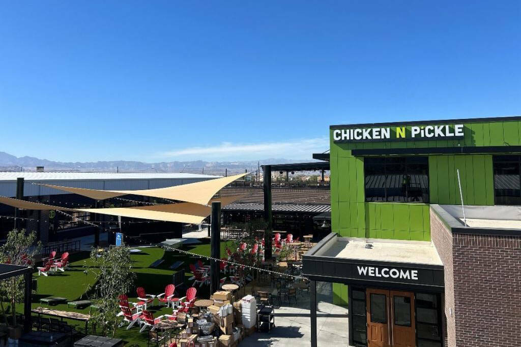 El patio de juegos en el nuevo Chicken N Pickle, que abrirá el 19 de noviembre en Saint Rose P ...