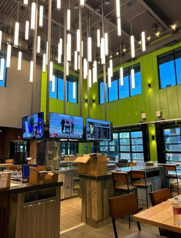 El bar en el nuevo Chicken N Pickle, que abrirá el 19 de noviembre en Saint Rose Parkway, en H ...