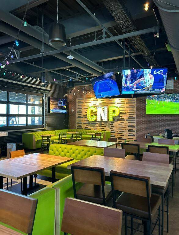 El interior del nuevo Chicken N Pickle, que abrirá el 19 de noviembre en Saint Rose Parkway, e ...