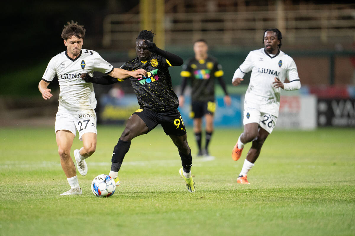 Valentín Nöel disputa el balón contra Nanan Houssou del New Mexico United con J.C. Ngando en ...