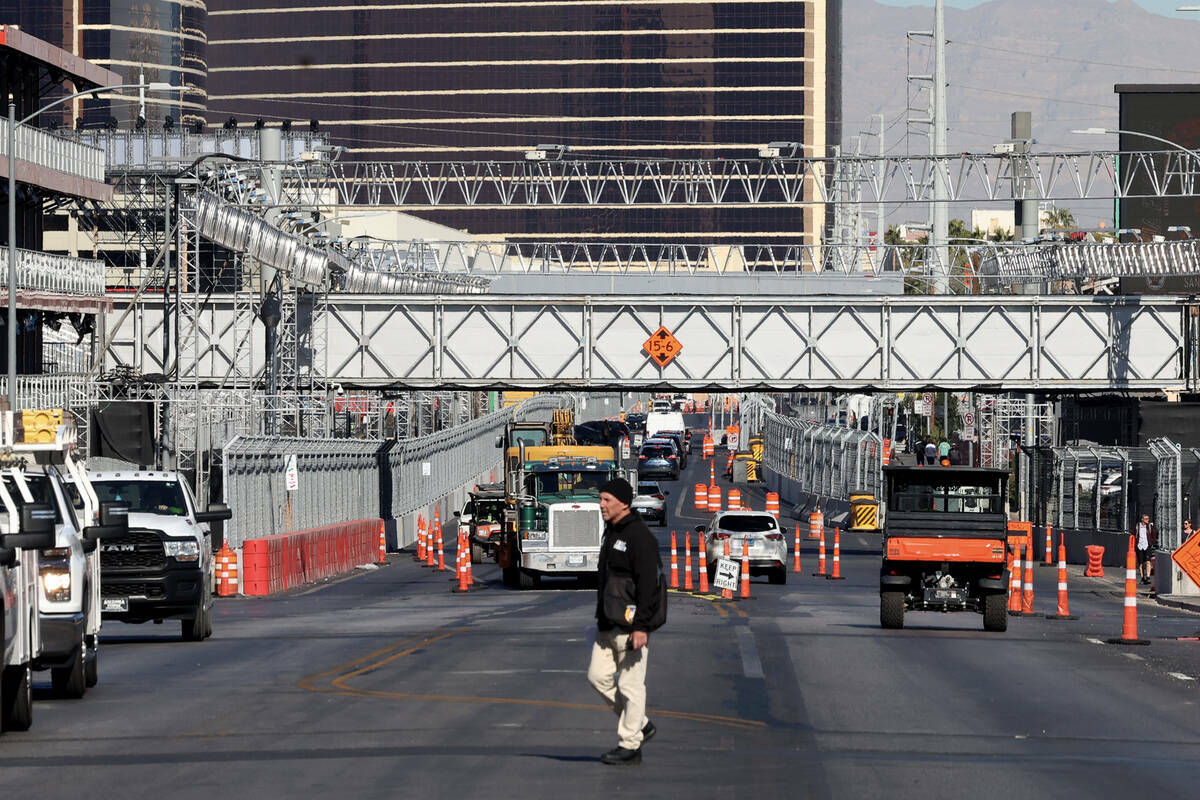 La construcción está en marcha en un puente peatonal y un área de hospitalidad para el Gran ...