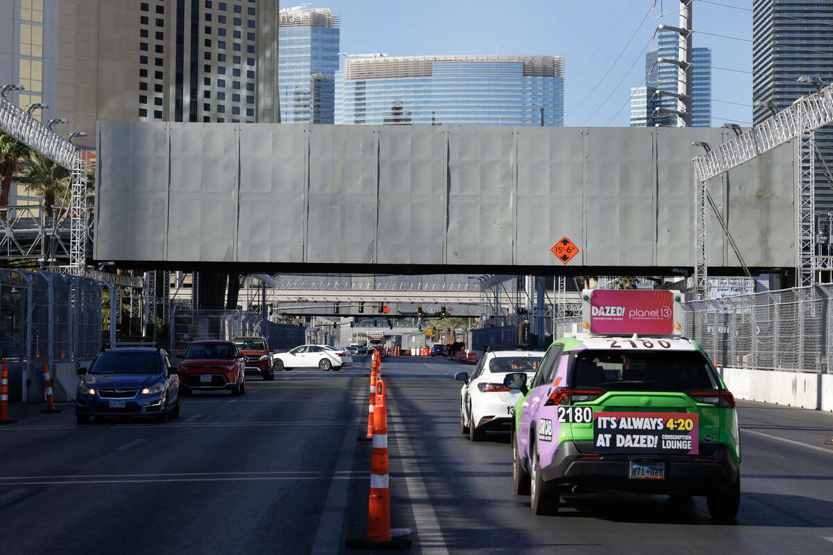 Un puente peatonal sobre Harmon Avenue, parte de la construcción para la Fórmula 1, cerca de ...