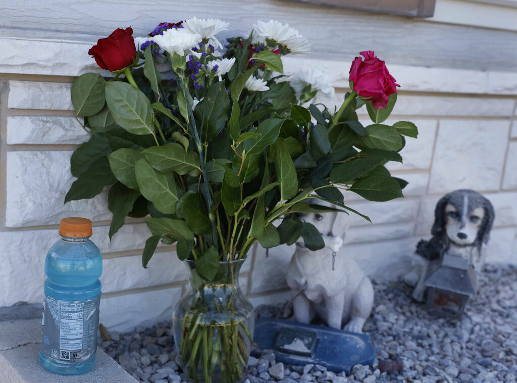 Un solitario ramo de flores frente a la casa donde se encontró el cuerpo de Monique Gilbertson ...