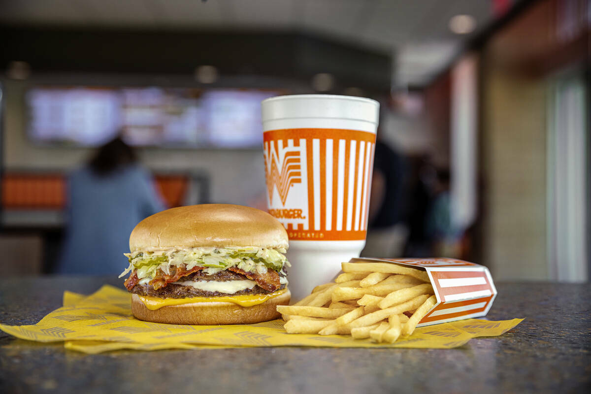 Una hamburguesa Southern Bacon Double Burger Whatameal de Whataburger. A partir del otoño de 2 ...