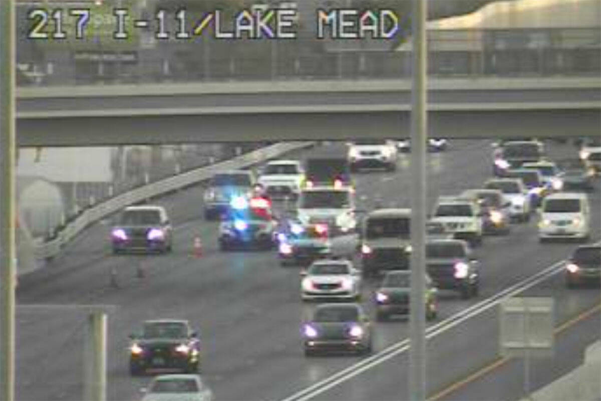 Carriles cerrados en la Interstate 11 cerca de Lake Mead Boulevard, el lunes 11 de noviembre de ...