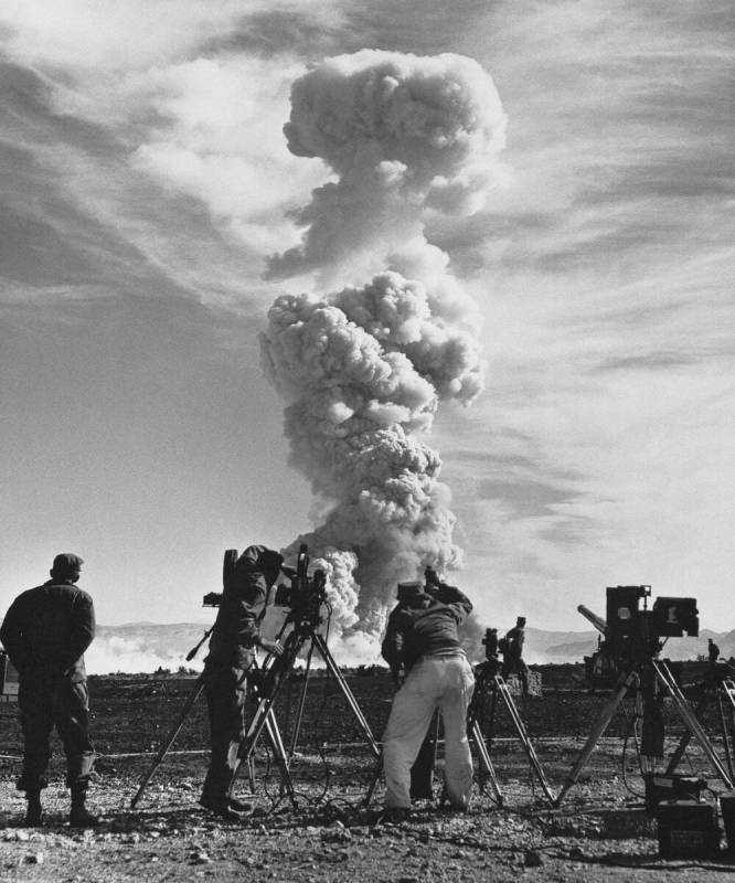 En esta foto de archivo de junio de 1953, equipos de filmación fotografían una nube atómica ...